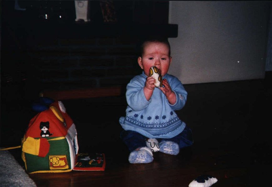 2001 02 Daphne-met Nijntje spelen